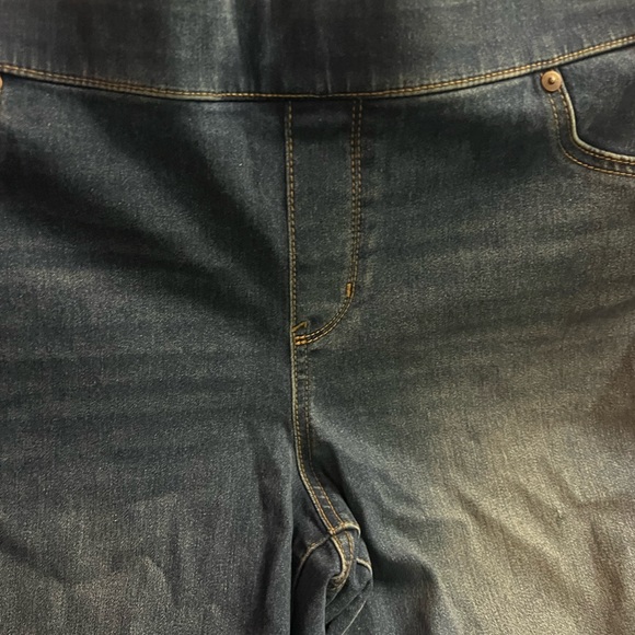 Capris NWT - Picture 3 of 8